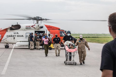 Ein Helikopter bringt Verletzte des Erdbebens in Haiti aus dem Süden des Landes zur Behandlung in die Hauptstadt Port-au-Prince