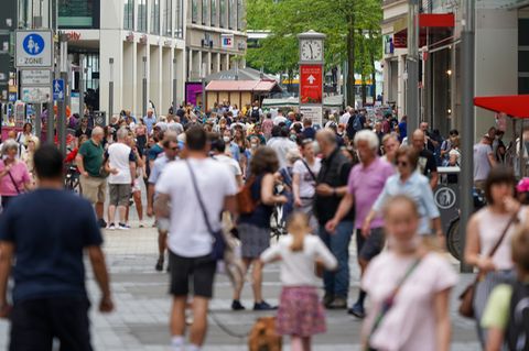 Passanten in Fußgängerzone
