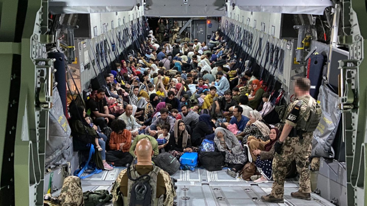Chaos at Kabul Airport: The Bundeswehr is now bringing people directly from the city