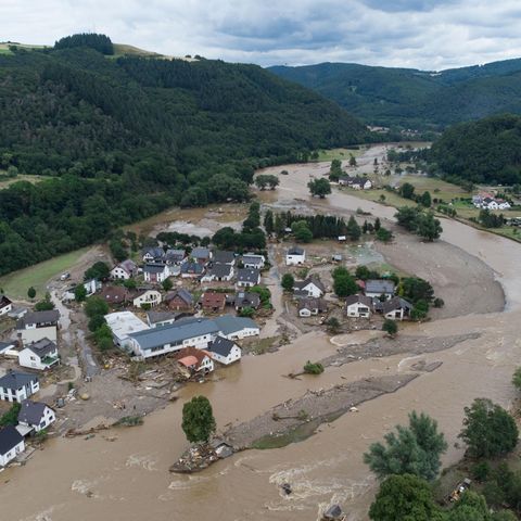 Luftaufnahmen zeigen das Dorf Insul in Rheinland-Pfalz nach massiven Regenfällen.