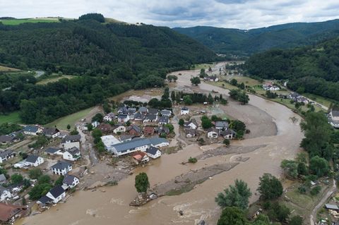 Luftaufnahmen zeigen das Dorf Insul in Rheinland-Pfalz nach massiven Regenfällen.