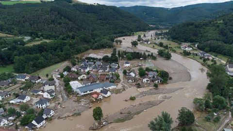 Luftaufnahmen zeigen das Dorf Insul in Rheinland-Pfalz nach massiven Regenfällen.