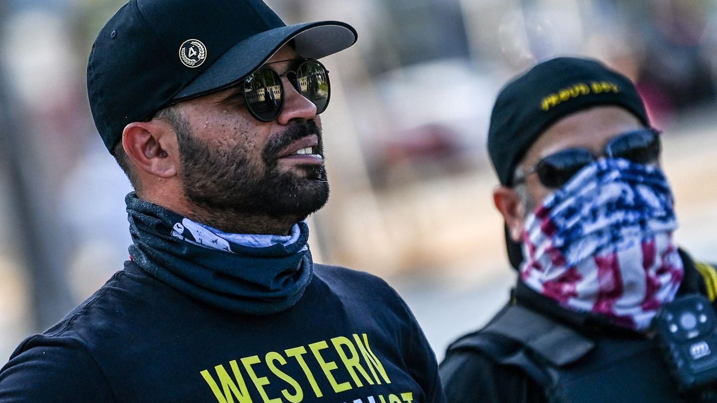 "Proud Boys"-Anführer Enrique Tarrio (links) beobachtet Gegendemonstranten, die an den Tod von George Floyd erinnern, der durch Polizeigewalt ums Leben kam.