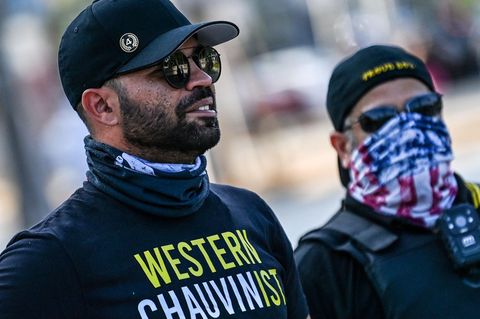 "Proud Boys"-Anführer Enrique Tarrio (links) beobachtet Gegendemonstranten, die an den Tod von George Floyd erinnern, der durch Polizeigewalt ums Leben kam.