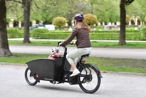 Lastenfahrrad-Fahrerin in München