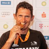 Michael Teuber, Straßen- und Bahnradfahrer und Fahnenträger. Behinderung: Inkomplette Querschnittslähmung. Teuber ist einer der erfolgreichsten Para-Athleten überhaupt.