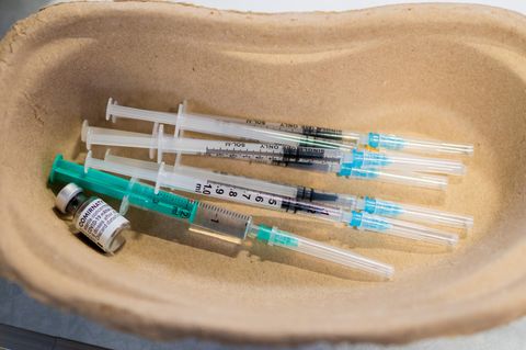 Boosterimpfung: Aufgezogene Spritzen mit einem Impfstoff gegen das Coronavirus