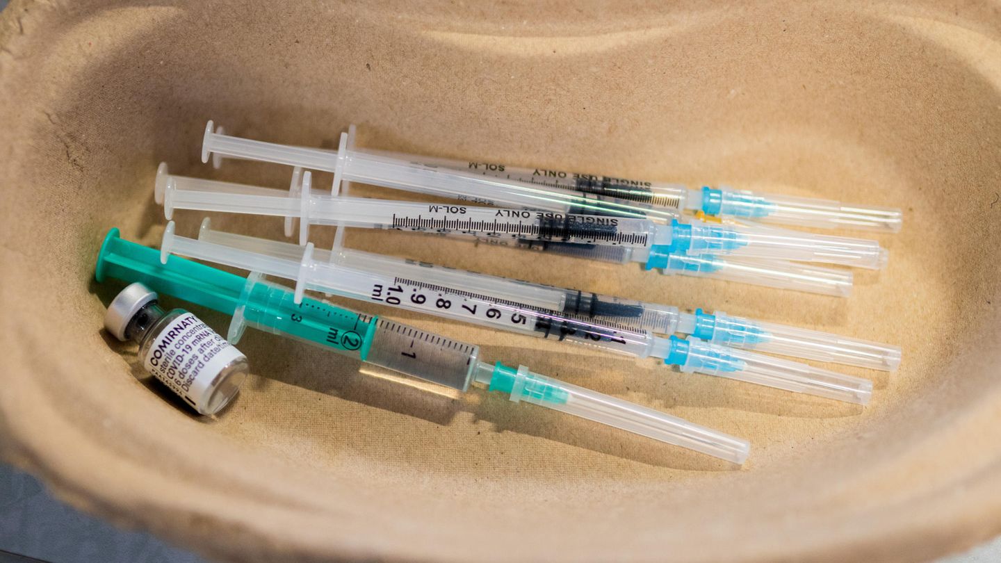 Boosterimpfung: Aufgezogene Spritzen mit einem Impfstoff gegen das Coronavirus