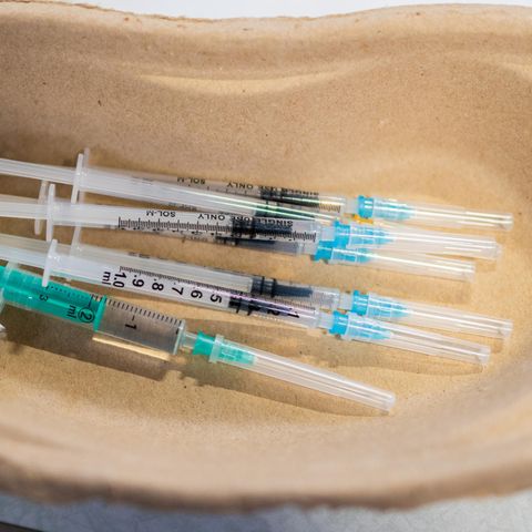 Boosterimpfung: Aufgezogene Spritzen mit einem Impfstoff gegen das Coronavirus