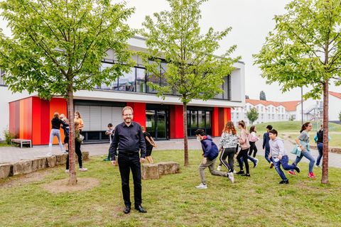 Direktor Dr. Jan-Peter Braun mit den Schülerinnen und Schülern der Klasse 5B auf den Schulhof