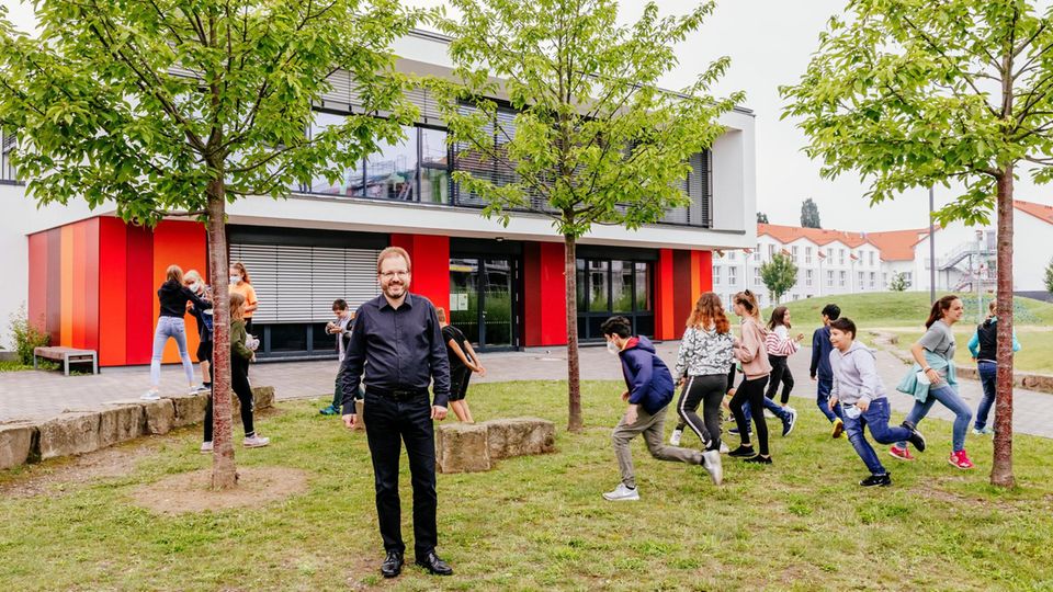 Direktor Dr. Jan-Peter Braun mit den Schülerinnen und Schülern der Klasse 5B auf den Schulhof