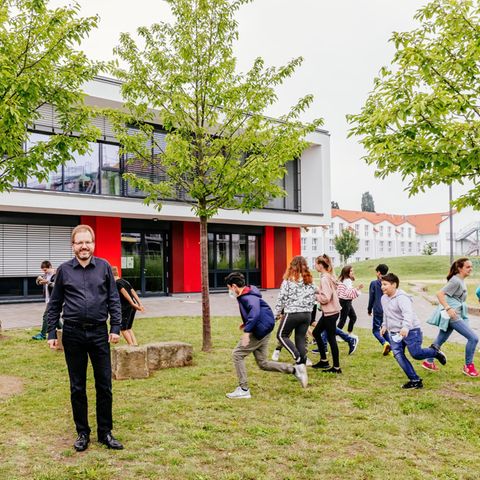 Direktor Dr. Jan-Peter Braun mit den Schülerinnen und Schülern der Klasse 5B auf den Schulhof