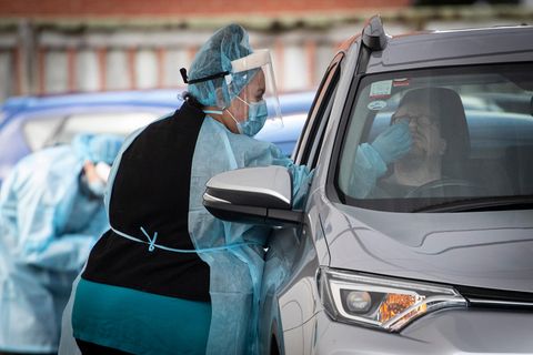 Ein Autofahrer unterzieht sich in einer Klinik einem COVID-19-Test