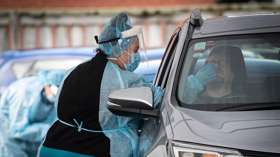 Ein Autofahrer unterzieht sich in einer Klinik einem COVID-19-Test