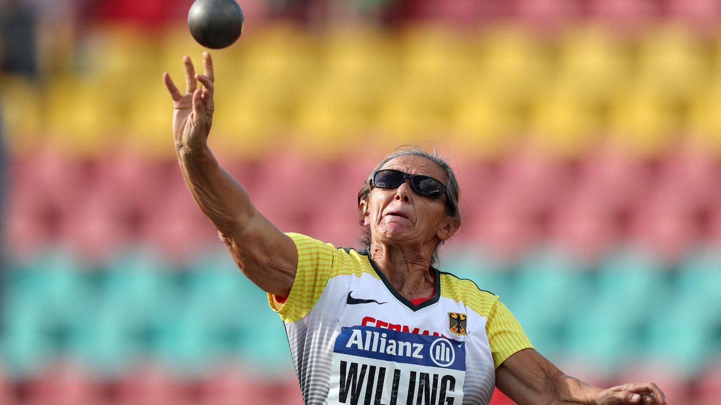 Martina Willing, Leichtathletik Wurfdisziplinen. Behinderung: Querschnittlähmung und Sehbehinderung. Willing war schon bei der Paralympics in Barcelona vor 29 Jahren dabei und hat drei Goldmedaillen gewonnen.