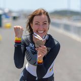 Denise Schindler, Radsportlerin. Behinderung: Amputation untere Extremität rechts, versteiftes Sprunggelenk mit Klumpfußbildung links. Die Chemnitzerin gewann bereits 2012 und 2016 zwei mal Silber und einmal Bronze. In Tokio tritt Sie in der Bahnrad-Verfolgung an.