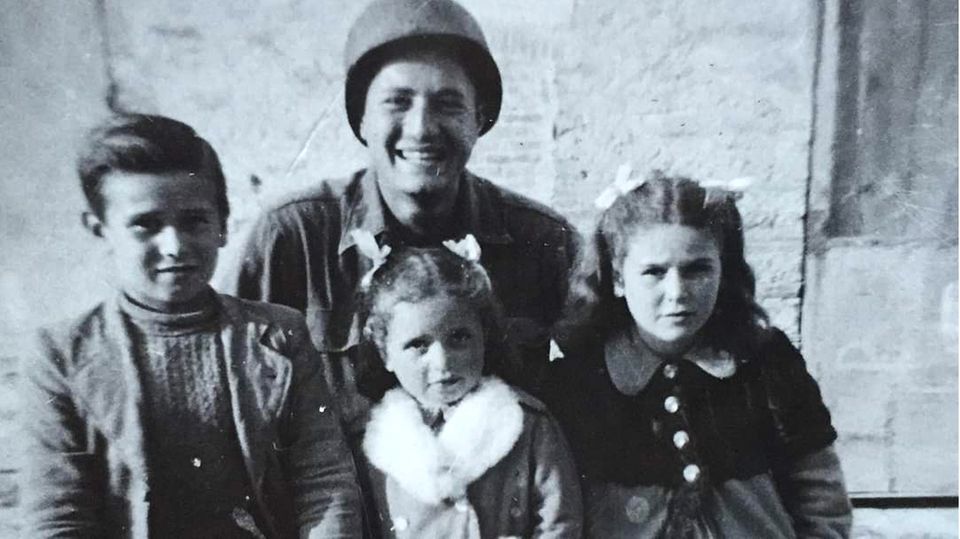 US-Soldat Martin Adler mit Bruno, Mafalda und Giuliana Naldi US-Soldat Martin Adler posiert mit Bruno, Mafalda und Giuliana Naldi (v.l.)