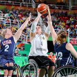 Mareike Miller, Basketballerin und Fahnenträgerin. Behinderung: Knieschaden. Miller, die durch diverse Kreuzbandrisse Sportinvalidin ist, setzte ihre Leidenschaft im Rollstuhl-Basketball fort.