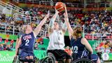 Mareike Miller, Basketballerin und Fahnenträgerin. Behinderung: Knieschaden. Miller, die durch diverse Kreuzbandrisse Sportinvalidin ist, setzte ihre Leidenschaft im Rollstuhl-Basketball fort.