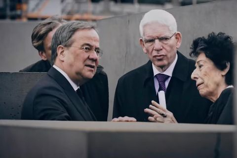 Armin Laschet mit Josef Schuster am Holocaust-Denkmahl am Brandenburger Tor in Berlin.