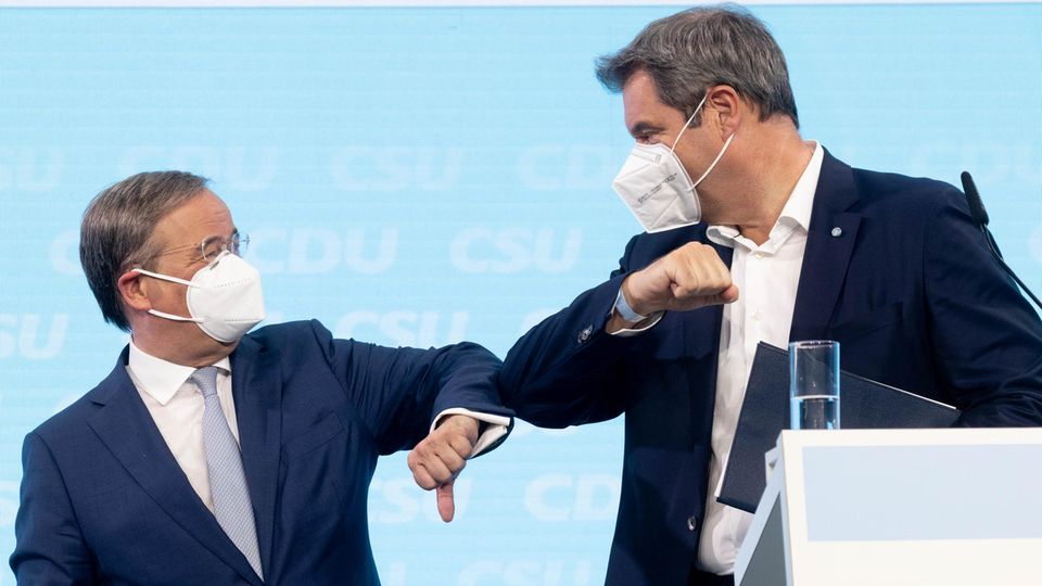 Armin Laschet und Markus Söder mit Schutzmasken beim Ellbogengruß