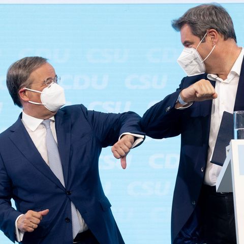 Armin Laschet und Markus Söder mit Schutzmasken beim Ellbogengruß