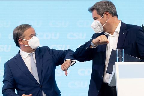 Armin Laschet und Markus Söder mit Schutzmasken beim Ellbogengruß