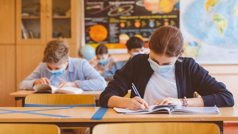 Schülerin und Schüler in Klassenzimmer