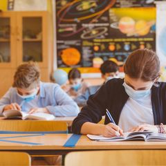 Schülerin und Schüler in Klassenzimmer