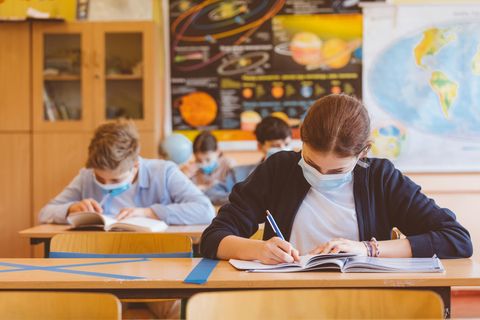 Schülerin und Schüler in Klassenzimmer