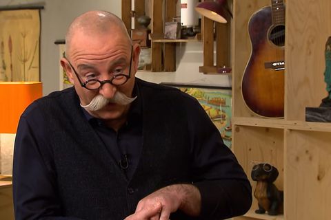 Horst Lichter schaut im Studio von Bares für Rares erstaunt in die Kamera