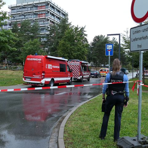 Hessen, Darmstadt: Weiträumig abgesperrt ist das Areal um das Gebäude L201 auf dem Campus Lichtwiese