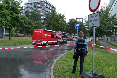 Hessen, Darmstadt: Weiträumig abgesperrt ist das Areal um das Gebäude L201 auf dem Campus Lichtwiese