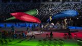 Die Show zeigt sich farbenfroh, einfühlsam und künstlerisch-verspielt. Der Titel lautet: "We have wings" ("Wir haben Flügel"). Die japanischen Darstellerinnen und Darsteller, darunter Behinderte, bieten eine bunte Show, die etwas von einem fröhlichen Zirkus hat.