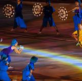 Schließlich sieht das Mädchen seltsame Gestalten wie aus einem japanischen Manga-Comic um sich, die trotz mancher körperlicher Behinderungen vor Leben nur so strotzen und zu fetziger Rockmusik tanzen und herumwirbeln. Von ihnen inspiriert und angefeuert, beginnt das kleine Flugzeug zu spüren, dass es fliegen kann. Dies ist die Botschaft der Paralympics.