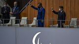 Die Zeremonie vor coronabedingt leeren Zuschauerrängen, aber in Anwesenheit von Kaiser Naruhito (r.) soll nicht nur Behinderte, sondern der ganzen pandemiegeplagten Welt Hoffnung und zugleich Mut zum Wandel machen.
