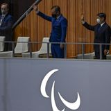 Die Zeremonie vor coronabedingt leeren Zuschauerrängen, aber in Anwesenheit von Kaiser Naruhito (r.) soll nicht nur Behinderte, sondern der ganzen pandemiegeplagten Welt Hoffnung und zugleich Mut zum Wandel machen.