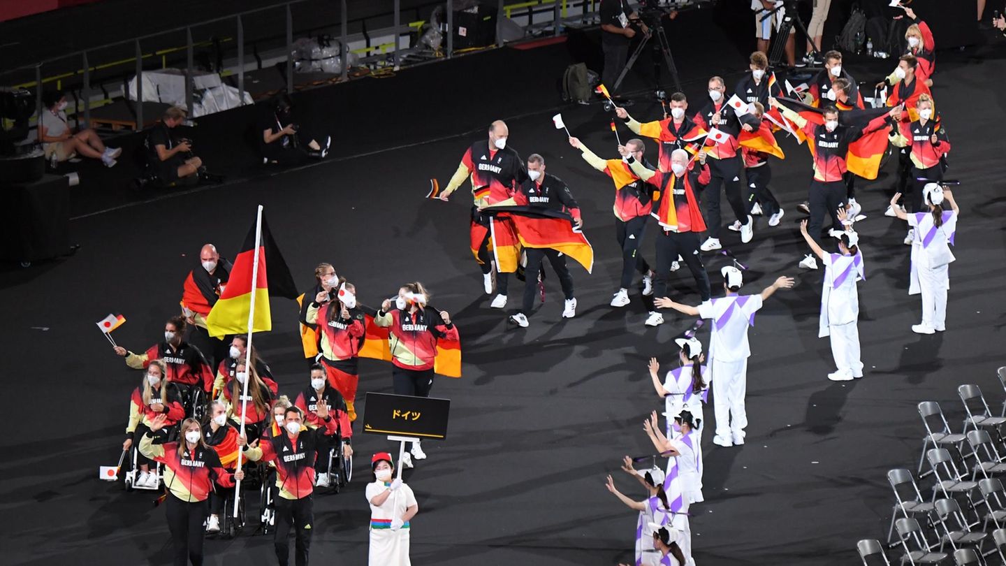 Der Einmarsch der deutschen Mannschaft mit dem Fahnenträgerpaar Mareike Miller und Michael Teuber an der Spitze.