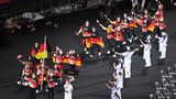 Der Einmarsch der deutschen Mannschaft mit dem Fahnenträgerpaar Mareike Miller und Michael Teuber an der Spitze.