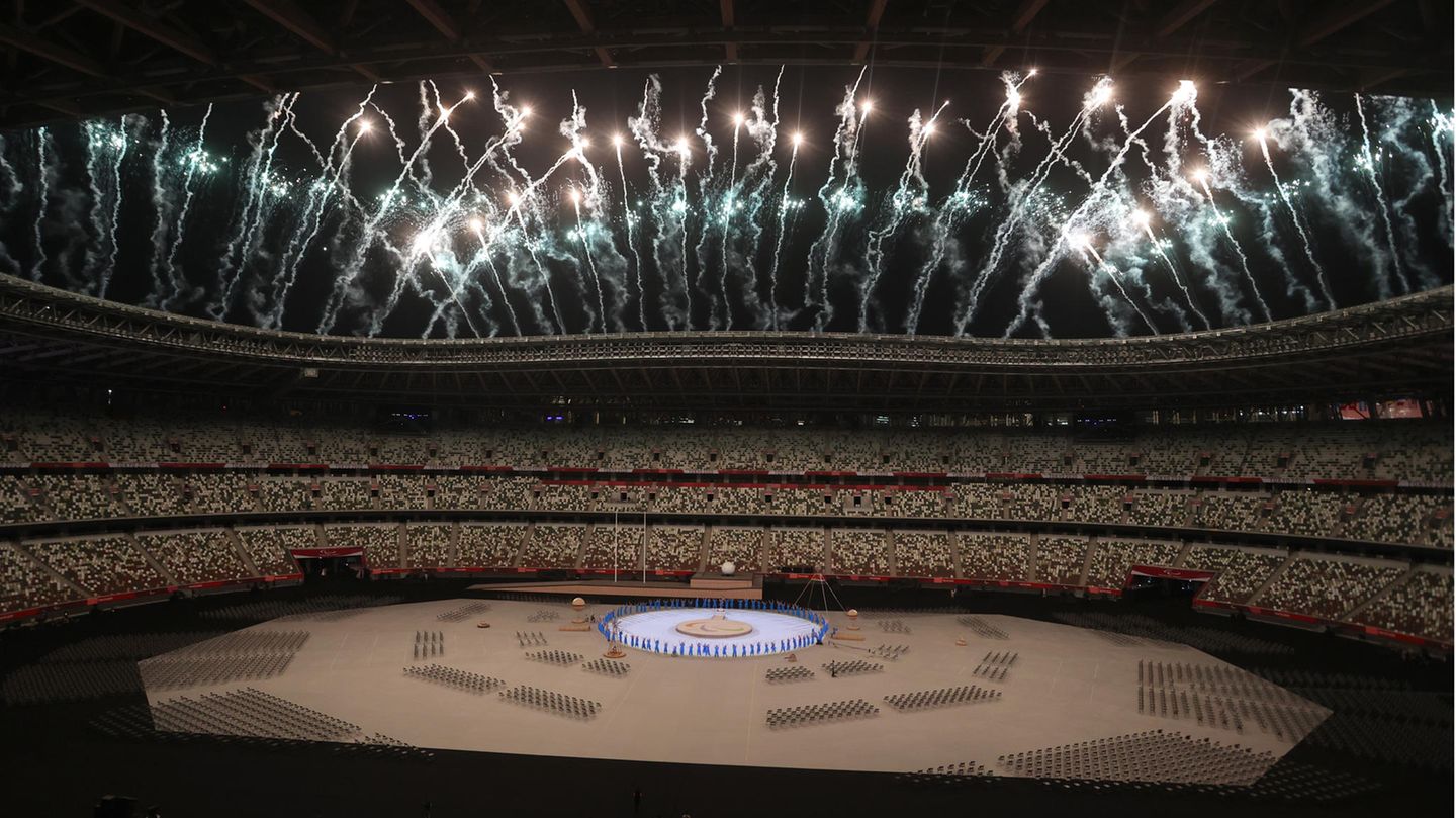 Zu Beginn der Eröffnungsfeier der 16. Paralympics wird ein Feuerwerk gezündet. Das Stadion ist allerdings fast ganz leer, Zuschauer sind wegen der Corona-Pandemie wie bei den kompletten Spielen ausgeschlossen.