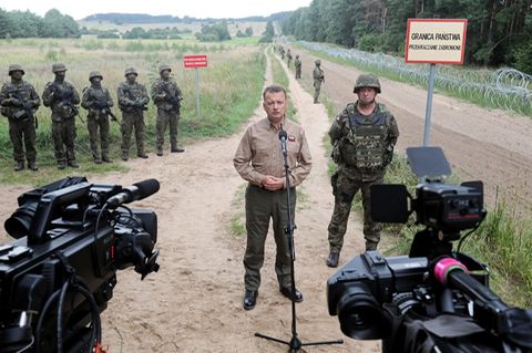 Polen Außenminister Mariusz Blaszczak bei einer Pressekonferenz am Grenzgürtel an der polnisch-belarussichen Grenze