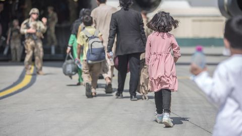 Afghanistan, Kabul: Familien gehen an Bord einer Boeing C-17 Globemaster III der US-Luftwaffe