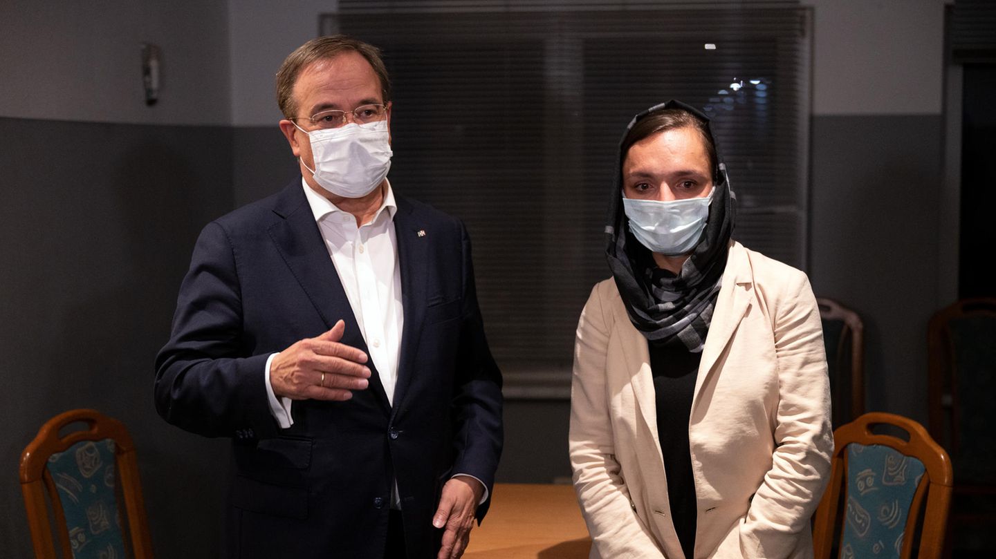 Der Tod und die Bürgermeisterin Frauenrechtlerin Zarifa Ghafari spricht mit Ministerpräsident Armin Laschet