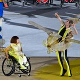 Dass Menschen auch mit Behinderungen über sich hinauswachsen können, erzählt die Eröffnungsfeier wie in einem Märchen. Protagonistin ist ein Mädchen im Rollstuhl in Gestalt eines kleinen Flugzeugs, das nur einen Flügel hat. Es hat den Traum vom Fliegen aufgegeben.