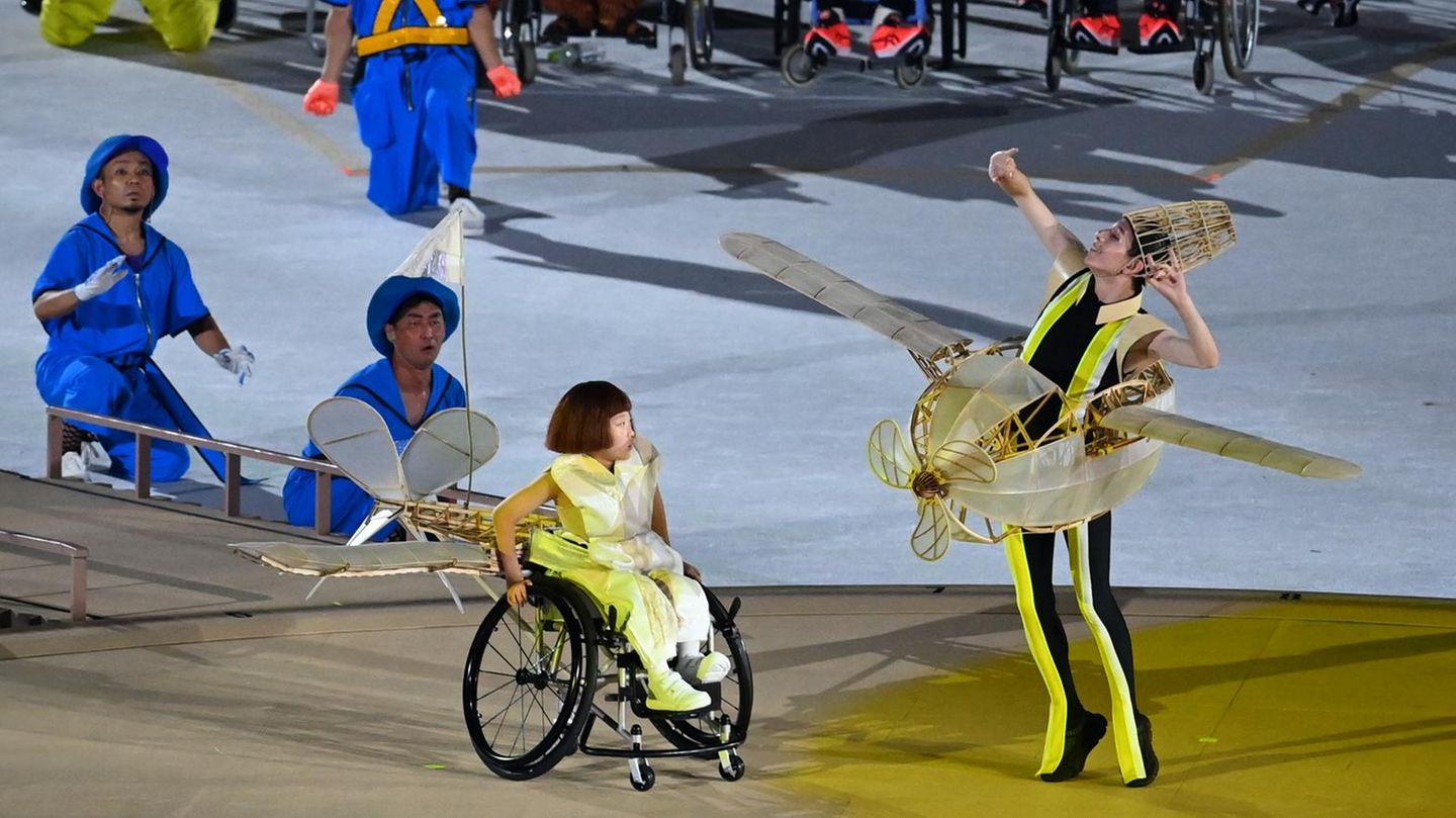 Paralympics Tokio 2021: Dass Menschen auch mit Behinderungen über sich hinauswachsen können, erzählt die Eröffnungsfeier wie in einem Märchen. Protagonistin ist ein Mädchen im Rollstuhl in Gestalt eines kleinen Flugzeugs, das nur einen Flügel hat. Es hat den Traum vom Fliegen aufgegeben. Dass Menschen auch mit Behinderungen über sich hinauswachsen können, erzählt die Eröffnungsfeier wie in einem Märchen. Protagonistin ist ein Mädchen im Rollstuhl in Gestalt eines kleinen Flugzeugs, das nur einen Flügel hat. Es hat den Traum vom Fliegen aufgegeben.