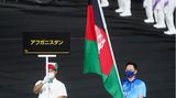 Fahne Afghanistans wird ins Tokioter Olympiastadion geführt