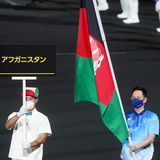 Fahne Afghanistans wird ins Tokioter Olympiastadion geführt