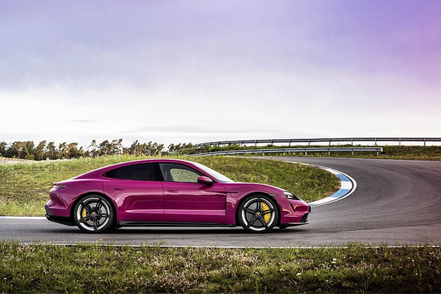 Der Porsche Taycan kann selbstständig ein- und ausparken