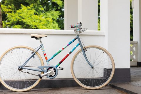 Fahrrad-Styling: Damenrad mit bunter Fahrradfolie beklebt