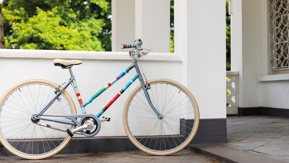 Fahrrad-Styling: Damenrad mit bunter Fahrradfolie beklebt
